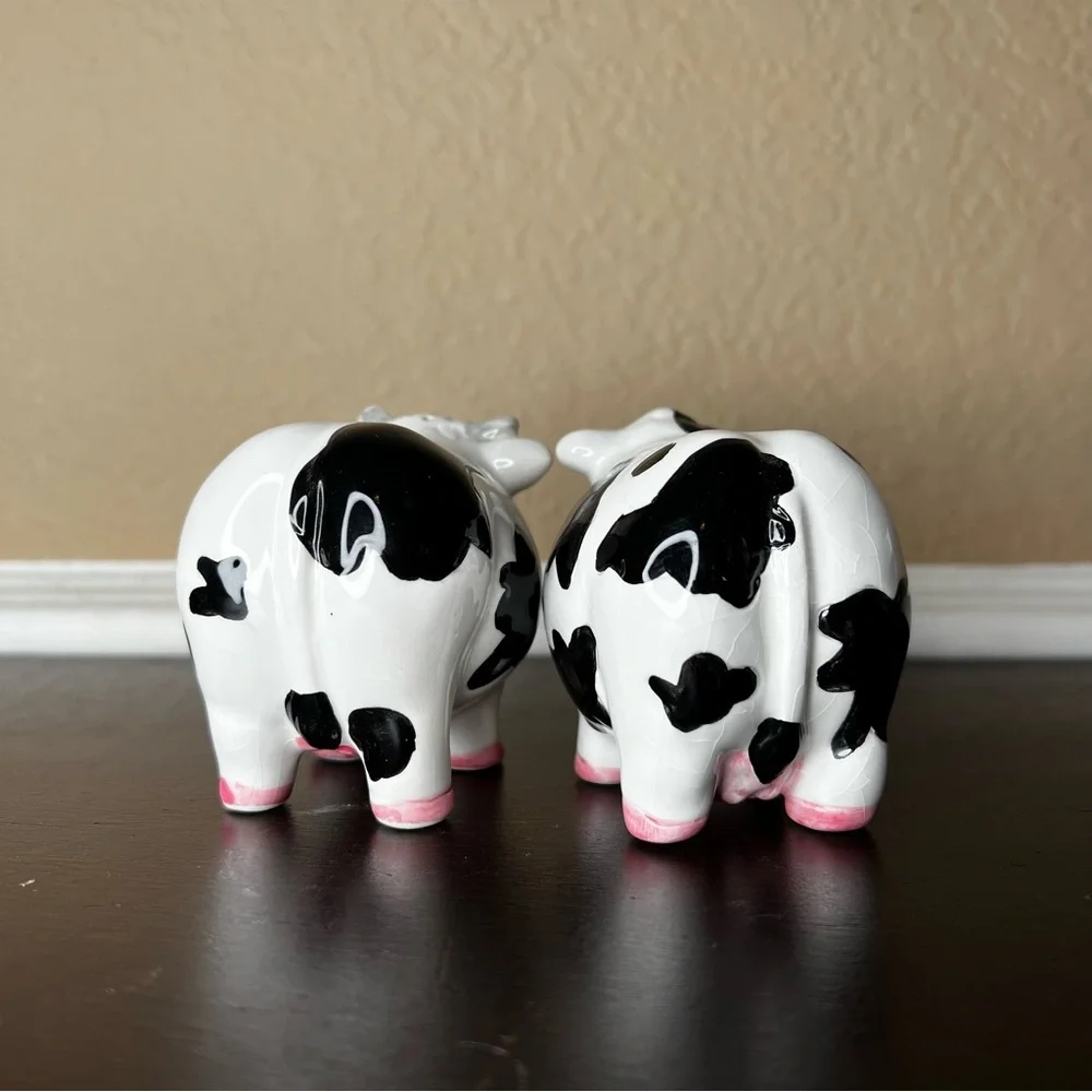 Vintage 1990’s Ohio Wholesale Black and White Cows Salt and Pepper Shakers Pair